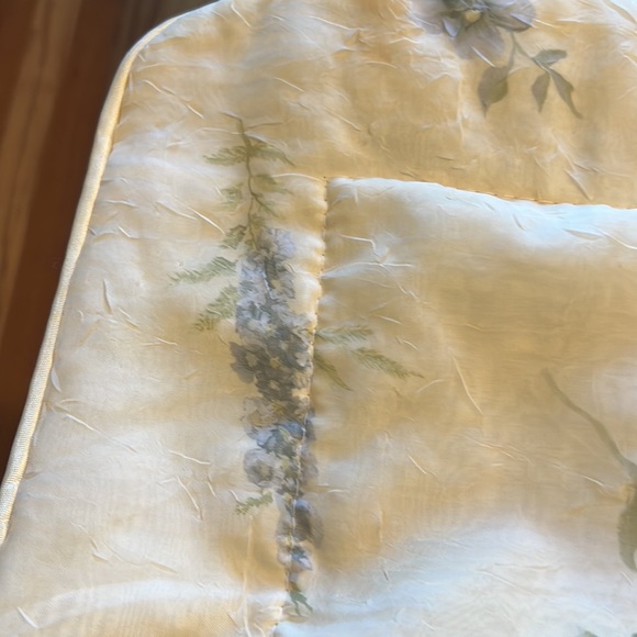 2 flowered pillow shams, no stains or tears, light yellow, pack of 2 - Picture 6 of 6